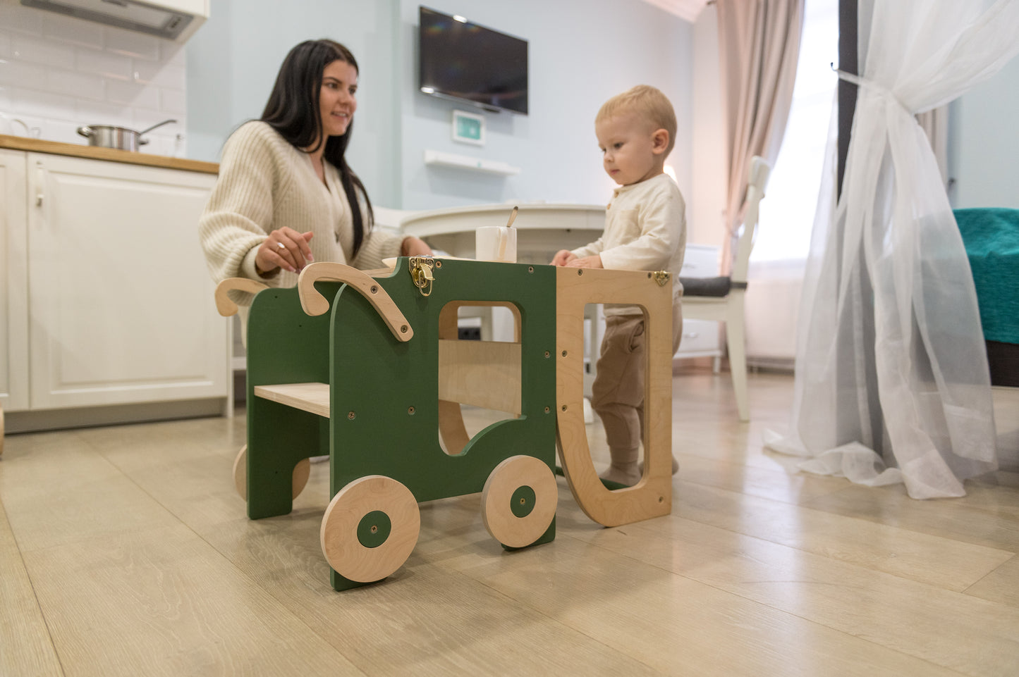 Konvertibelt 2-i-1 Lärotorn / Bord & Stol i Trä i grön och trä