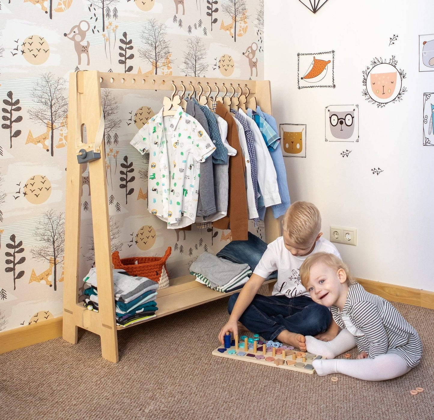 Designad Trä Klädställning Med Hylla För Skor För Barn