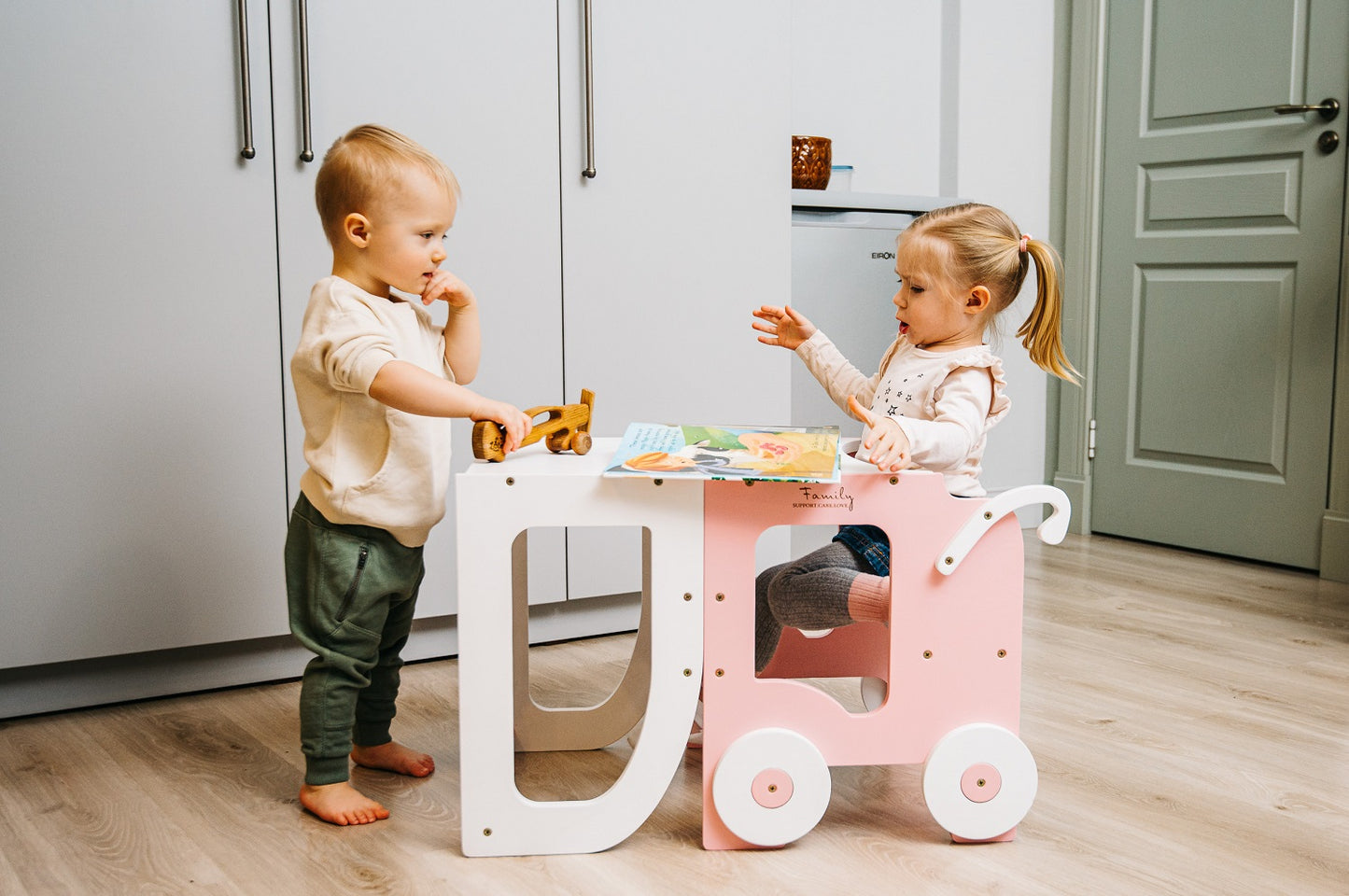 Konvertibelt 2-i-1 Lärotorn / Bord & Stol i Trä - Olika Färger