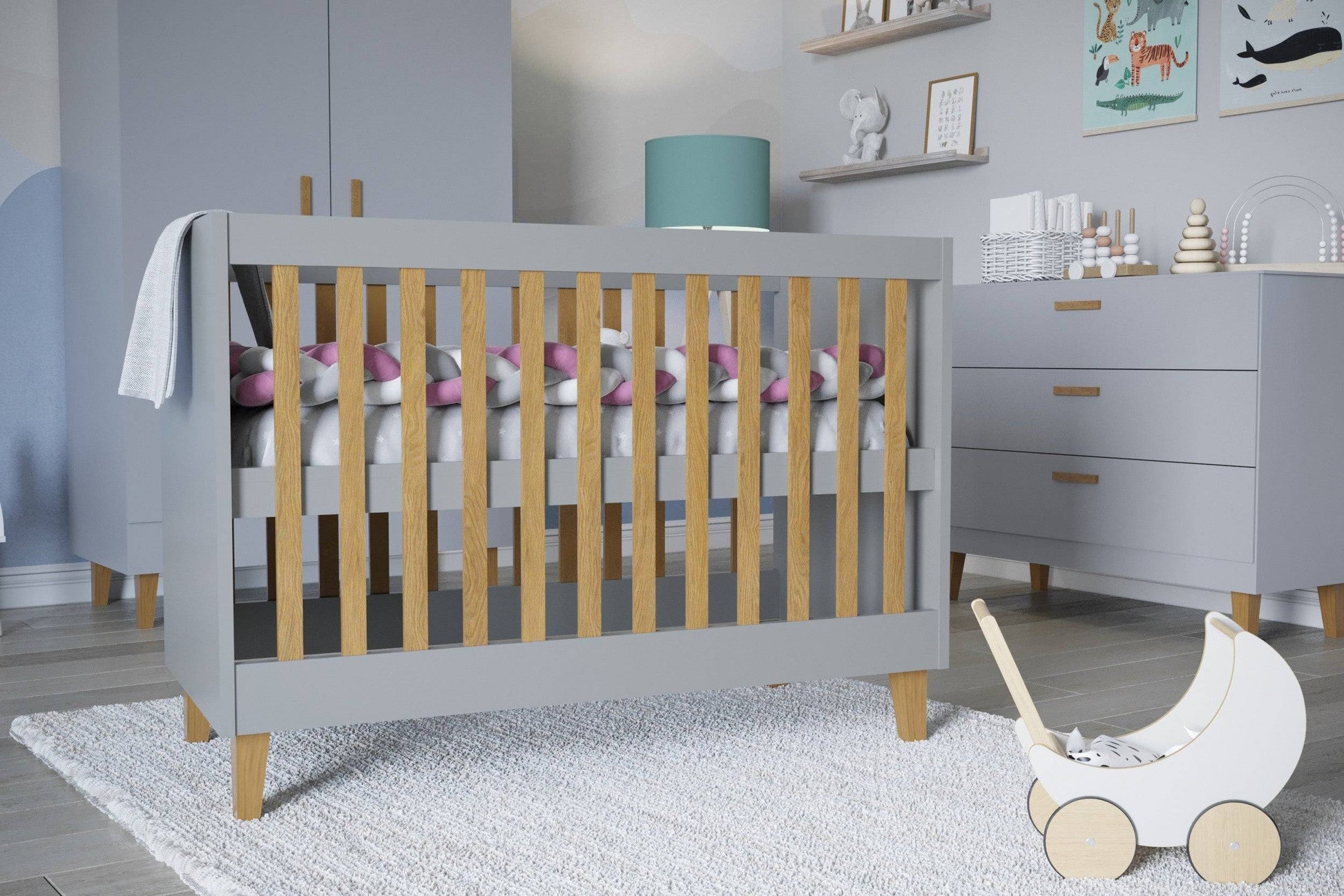 Kubi Grå Spjälsäng i Trä - Skandinavisk Design