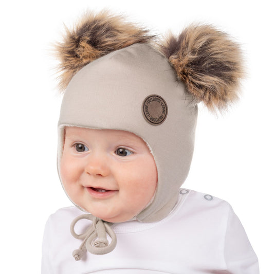 Beige Babymössa i Merinoull med Tofsar i Fuskpäls