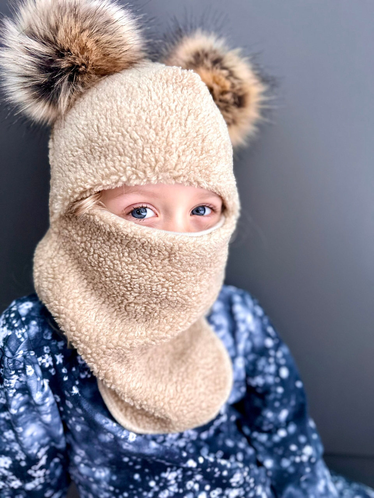 Beige Balaklava i Merinoull med Dubbla Tofsar i Fuskpäls