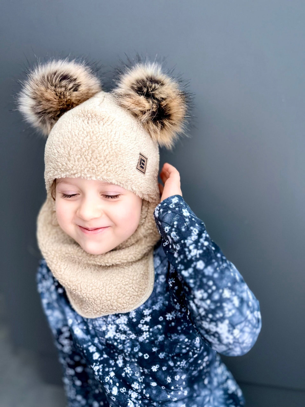 Beige Balaklava i Merinoull med Dubbla Tofsar i Fuskpäls