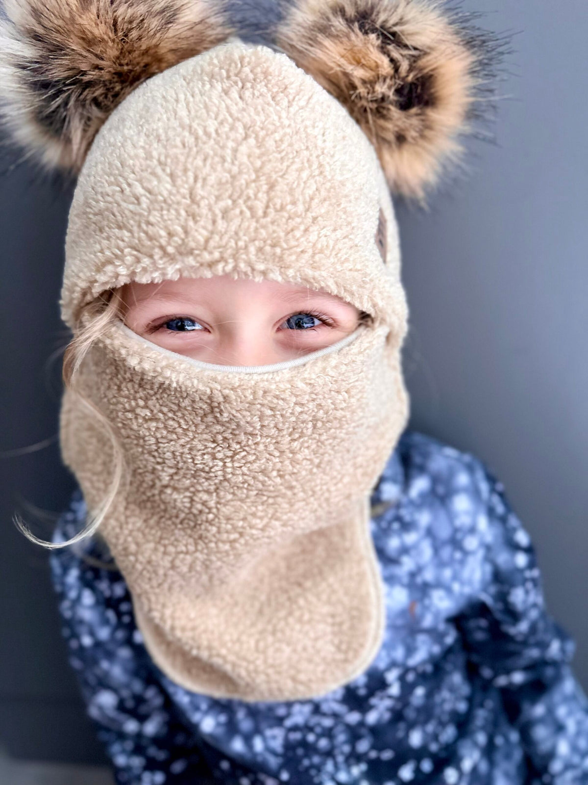 Beige Balaklava i Merinoull med Dubbla Tofsar i Fuskpäls