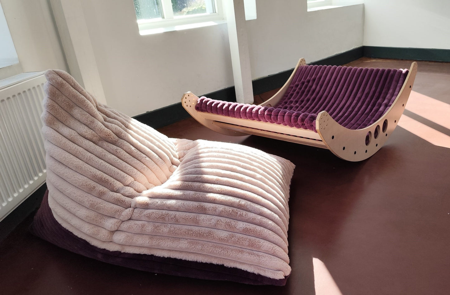 Lila & Beigerosa Saccosäck i Mjuk Räfflad Plysch