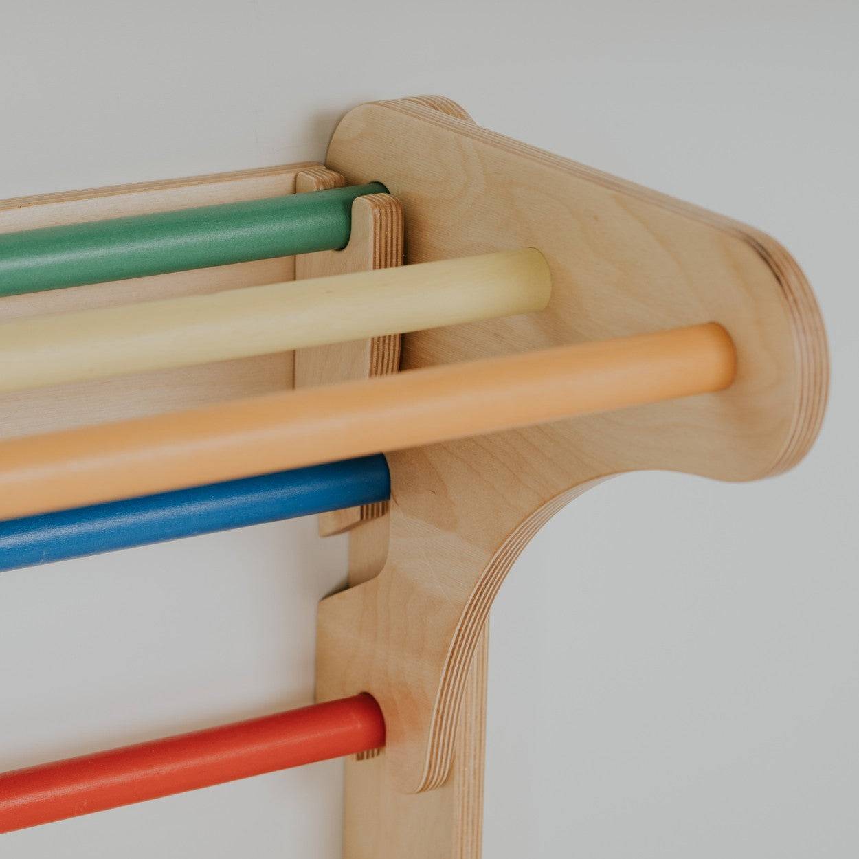 Montessori Klättertriangel / Klättervägg i Trä (6 mån–7 år) - Regnbåge